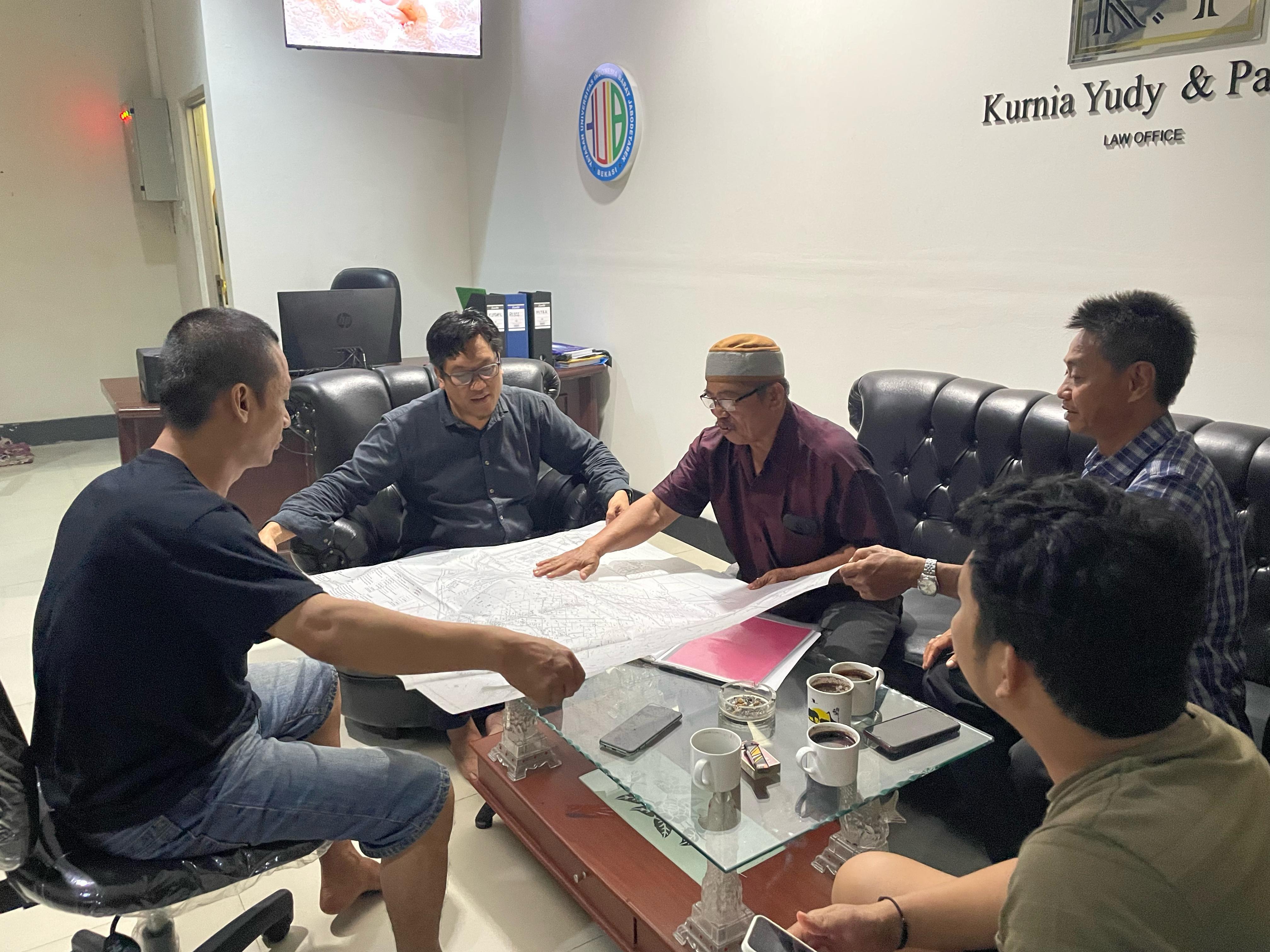 Diskusi hukum dengan tim